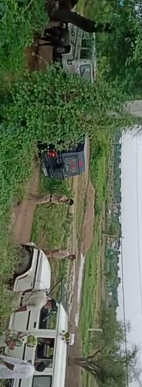 डंप रेत को मिट्टी में मिलाने के दौरान मौजूद पुलिस व प्रशासन