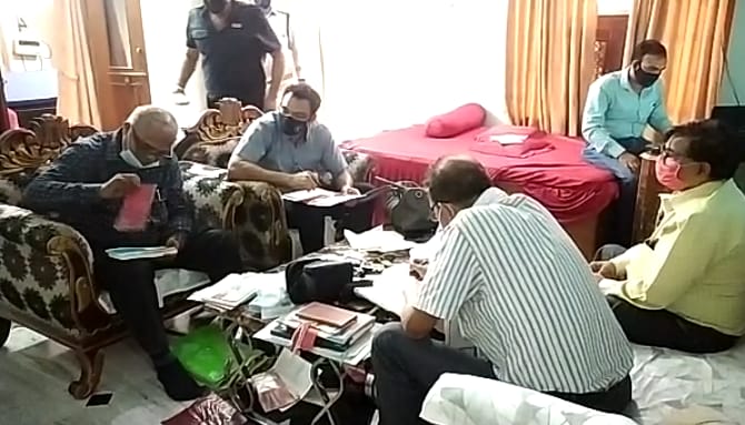 मुरैना में घर पर कार्रवाई करती लोकायुक्त की टीम। - Dainik Bhaskar