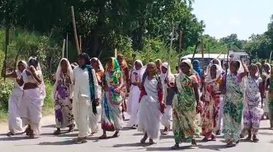 आदिवासी बाहुल्य आनंदपुरी तहसील क्षेत्र में परंपरा निभातीं महिलाएं।