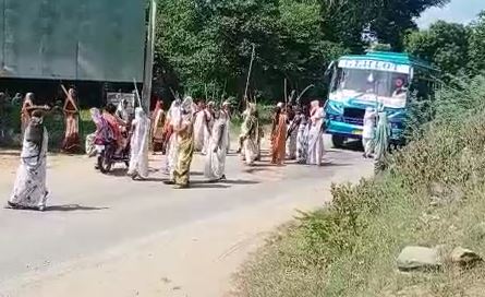 परंपरा के तहत सामने आई बस के चालक को लूट की धमकी देता महिला समूह।