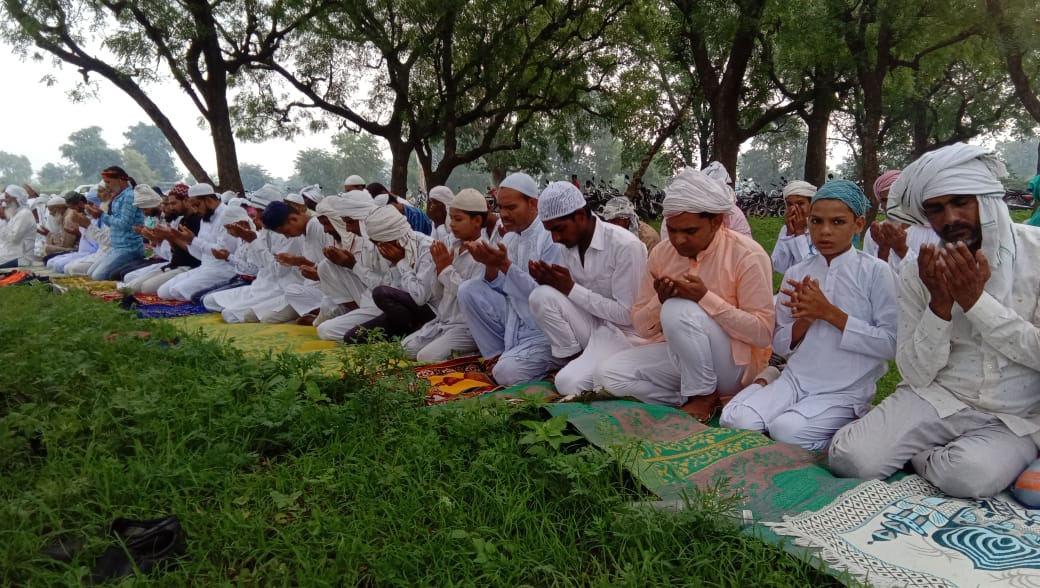 Social people offering Eid prayers in Firozpur Jhirka.  - Dainik Bhaskar