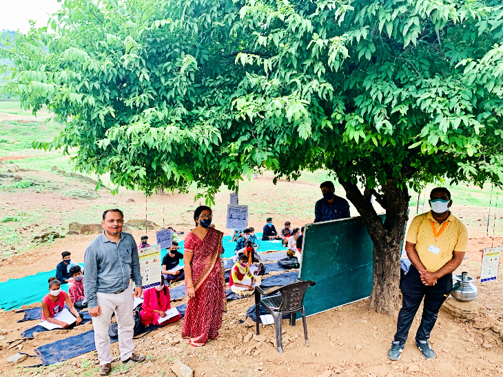 काया सरकारी स्कूल के शिक्षक पढ़ाई के साथ ग्रामीणों के स्वास्थ्य की भी कर रहे देखभाल।