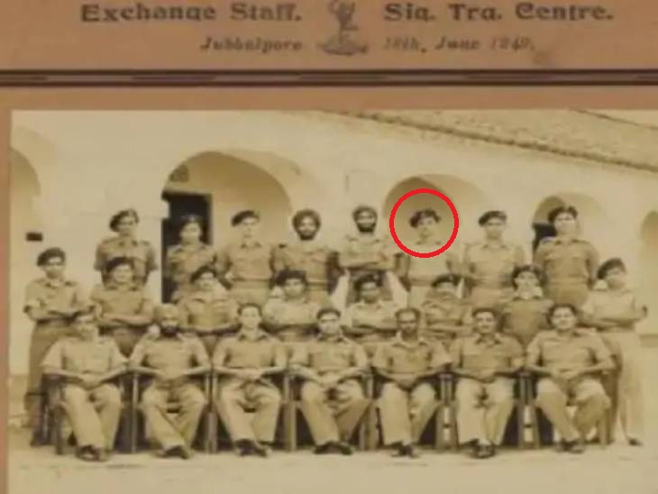 सेना के साथियों के साथ ग्रुप फोटो। लाल गोल घेरे में गीतकार आनंद बख्शी।