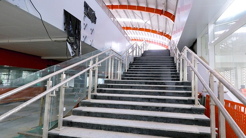 फर्स्ट फ्लोर पर चेकिंग और टिकट लेने के बाद सेकेंड फ्लोर पर मिलेगी मेट्रो।
