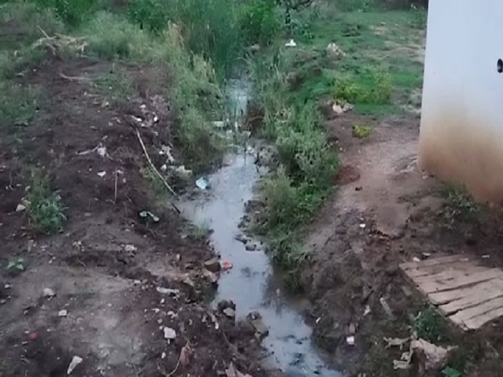 परमहंस वार्ड में आज भी नाली नहीं बन सकी है।