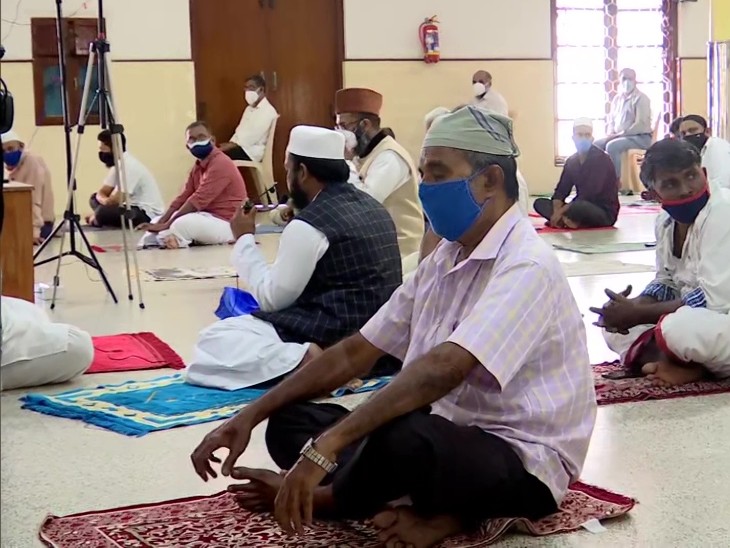 केरल के तिरुवनंतपुरम की पलयम जुमा मस्जिद में लोग सोशल डिस्टेंसिंग का पालन करते हुए नमाज अदा करते दिखे।