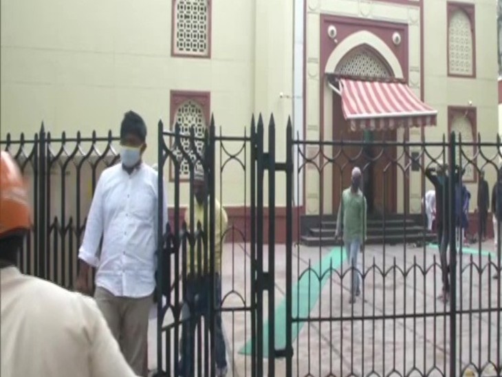 कोरोना के चलते दिल्ली की जामा मस्जिद में नमाज अदा करने के लिए कम संख्या में लोग नजर आ रहे।