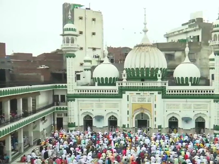 पंजाब के अमृतसर में खैरुद्दीन मस्जिद में बड़ी संख्या में समाज के लोगों ने नमाज अदा की।