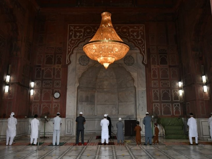 On the occasion of Bakrid in Delhi's Jama Masjid, people were seen offering Namaz in this way.