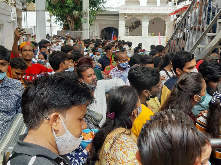 मंदिर में बड़ी संख्या में पहुंचे श्रद्धालु।