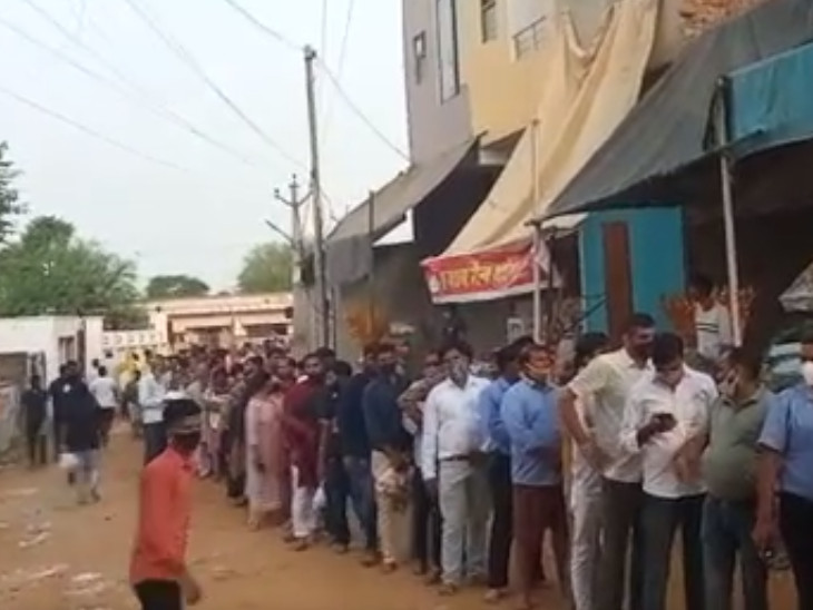 मंदिर से लेकर पार्किंग तक की लंबी लाइन लगी।