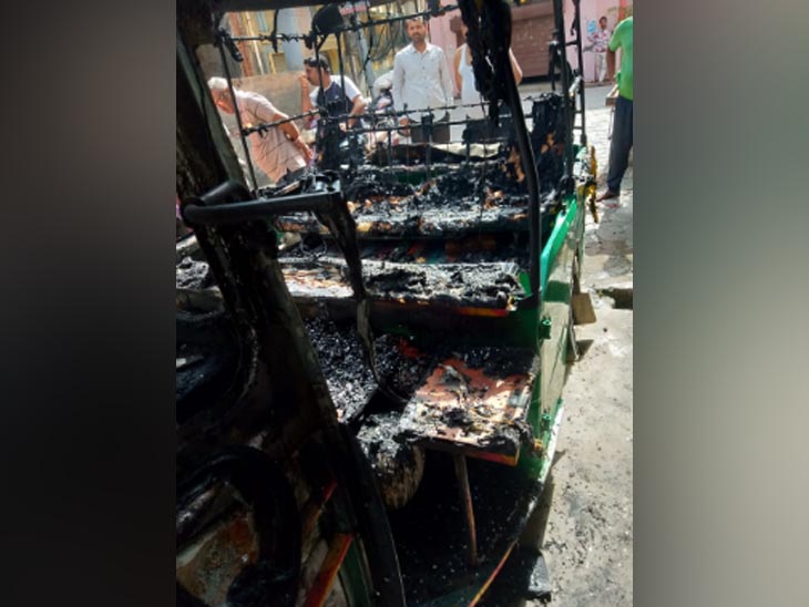 करनाल के जुंडला गेट इलाके में शरारती तत्वों के द्वारा तेल डालकर जलाया गया ऑटो रिक्शा। - Dainik Bhaskar