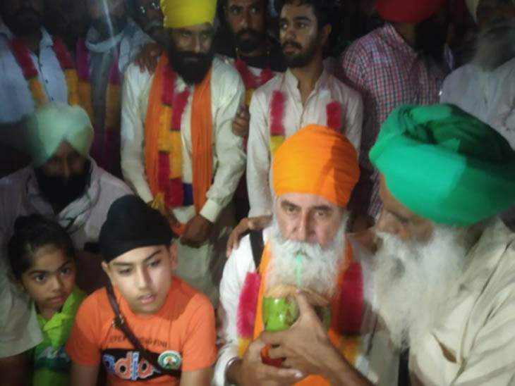 डिप्टी स्पीकर रणबीर गंगवा के घेराव को लेकर लगी राजद्रोह की धारा में गिरफ्तार पांच किसानों की रिहाई के बाद जूस पीकर अनशन खत्म करते किसान नेता बलदेव सिंह सिरसा। - Dainik Bhaskar