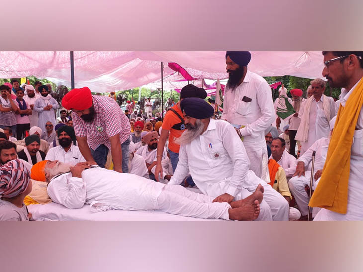 रिहाई के बाद अनशन पर चल रहे किसान नेता बलदेव सिंह सिरसा से मिलने पहुंचे जेल से रिहा आंदोलनकारी साथी।