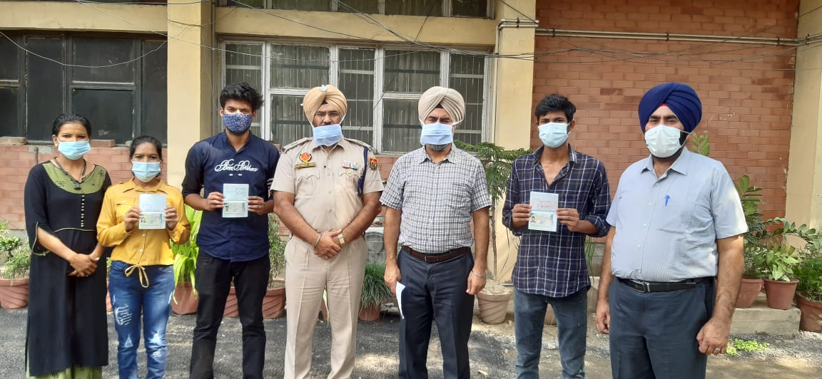 माल्टा से छुड़ाए लोगों के साथ DCP गुरमीत सिंह व अन्य पुलिस अफसर। - Dainik Bhaskar