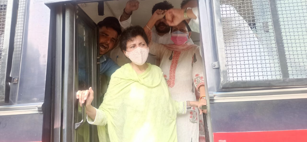 विरोध प्रदर्शन कर रही हरियाणा कांग्रेस अध्यक्षा को वैन में बिठाकर ले जाती पुलिस। - Dainik Bhaskar