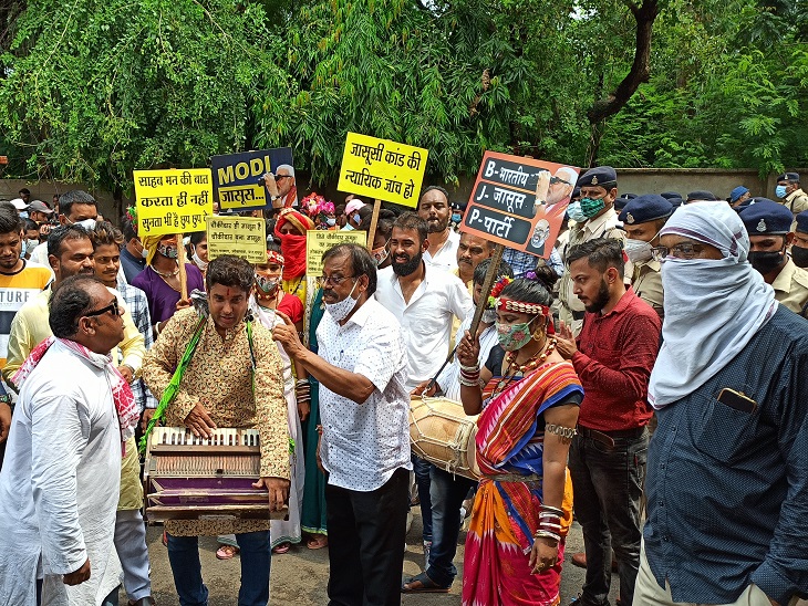 घेराव के दौरान सांस्कृतिक प्रकोष्ठ ने राजनीतिक गीतों से केंद्र की भाजपा सरकार पर कटाक्ष जारी रखा।