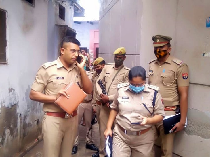 घटना की छानबीन करती पुलिस। - Dainik Bhaskar