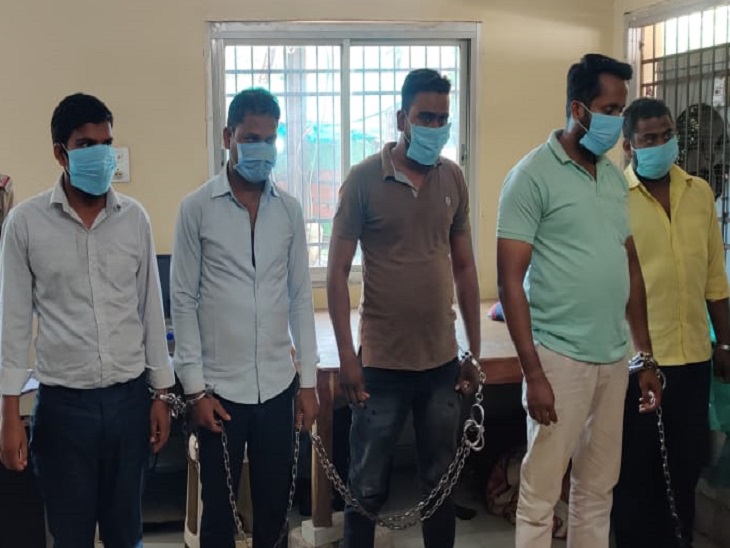 पुलिस की गिरफ्त में आरोपी।