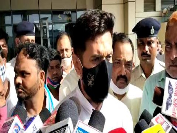 पटना एयरपोर्ट पर चिराग पासवान। - Dainik Bhaskar