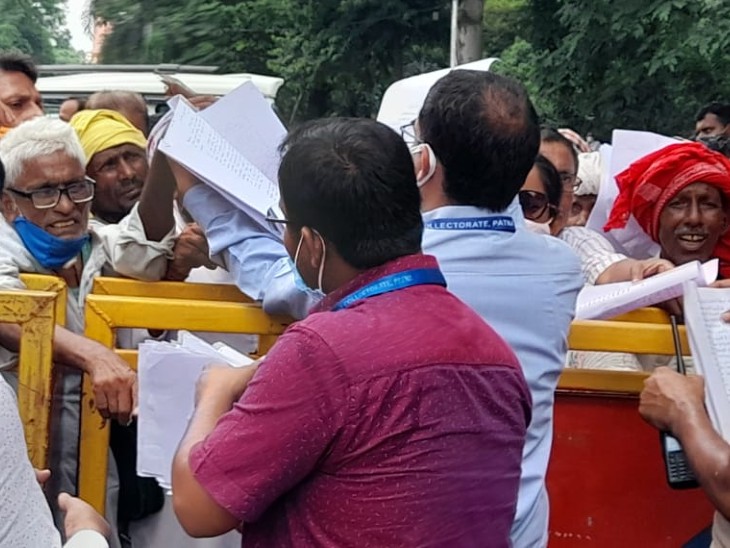 जनता दरबार में आवेदन देने के लिए फरियादियों की भीड़।