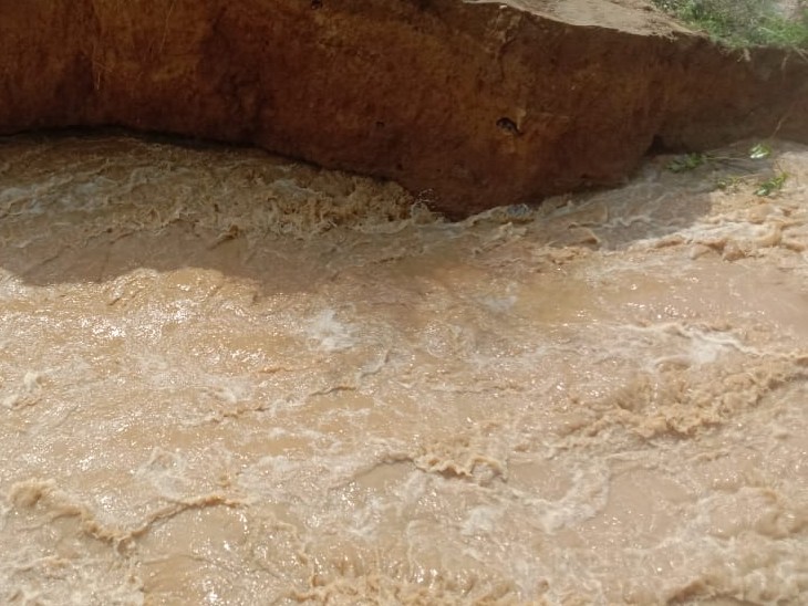 इस तरह बांध टूटने के बाद पानी निकला।