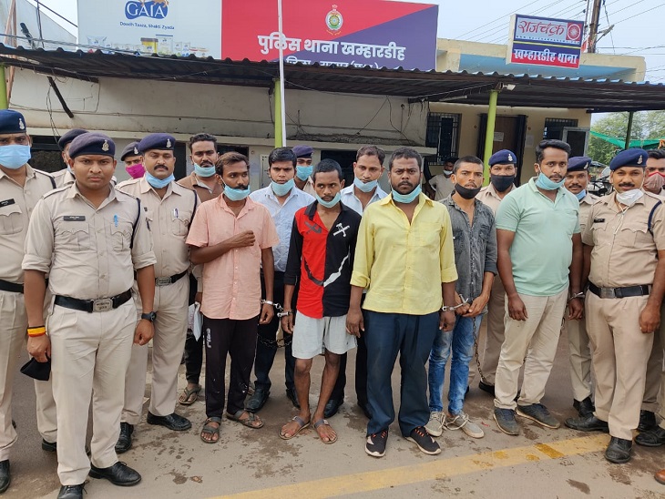 24 घंटे के भीतर ही सभी डकैत पकड़ लिए गए।