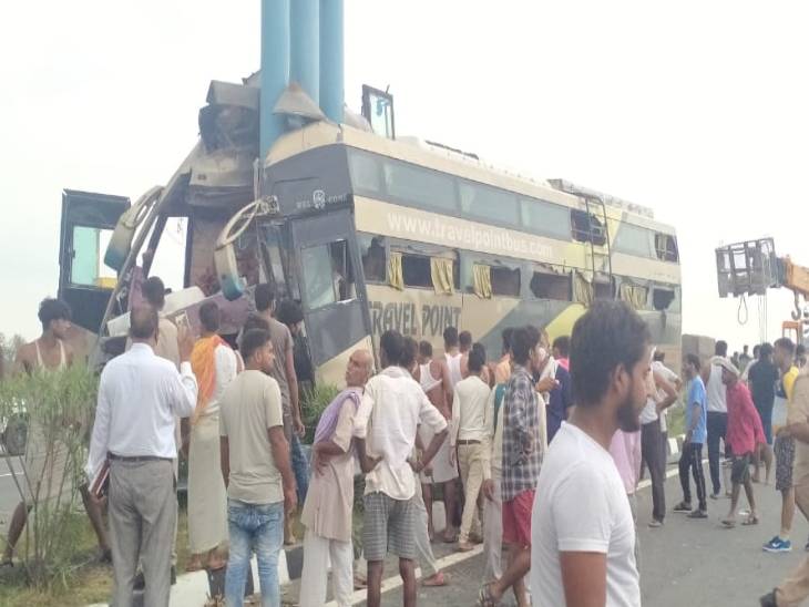 पोल से टकराते हुए जोरदार आवाज हुई। यात्रियों में चीख-पुकार मच गई। स्थानीय लोगों ने मौके पर पहुंचकर लोगों को निकालना शुरू किया।