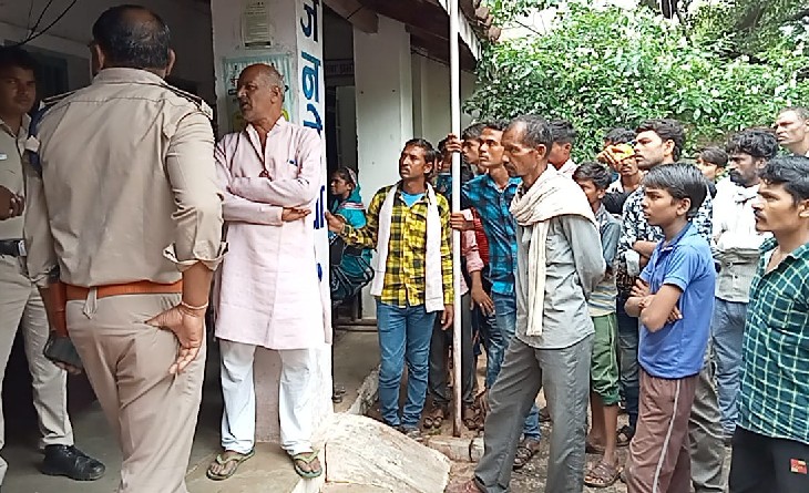 मामले में कार्रवाई की मांग को लेकर थाने पहुंचे ग्रामीण। - Dainik Bhaskar