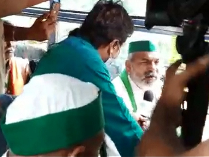 किसानों के साथ बस में सवार किसान नेता राकेश टिकैत। - Dainik Bhaskar