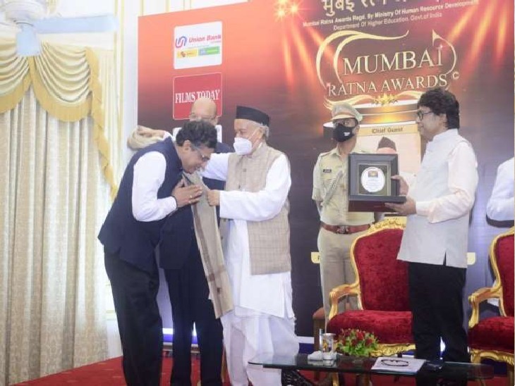 Ashish Chauhan, who was the CEO of Mumbai Indians, was given this award at the Raj Bhavan in Mumbai.  - Dainik Bhaskar