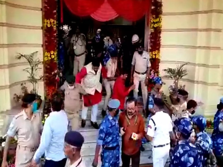 सीढ़ियों से विधायक बाहर फेंके गए थे।