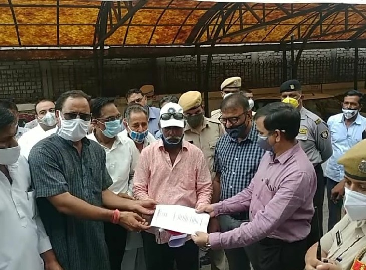 परिवहन मुख्यालय के बाहर डिप्टी कमिश्नर ट्रांसपोर्ट को मांग पत्र सौंपते हुए।