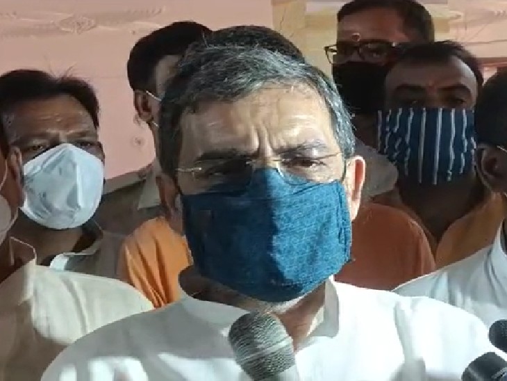 रोहतास दौरे के दौरान उपेंद्र कुशवाहा। - Dainik Bhaskar