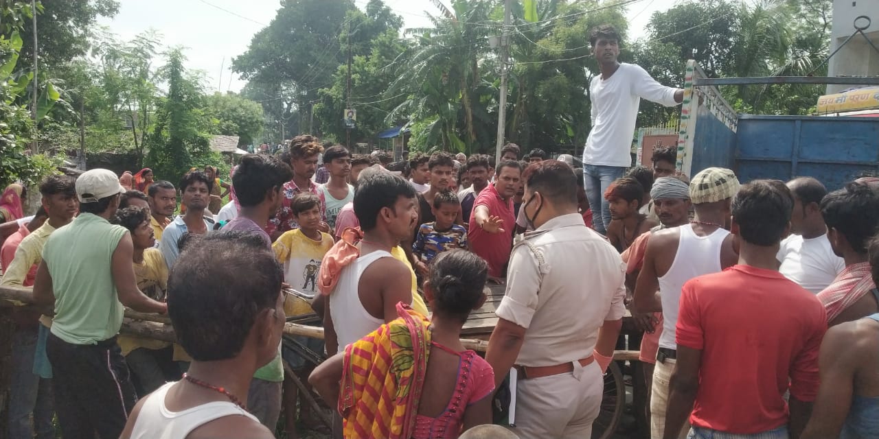 मौके पर लोगों को समझाती-बुझाती पुलिस।