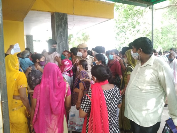 रजिस्ट्रेशन के लिए काउंटर पर उमड़े लाेग।
