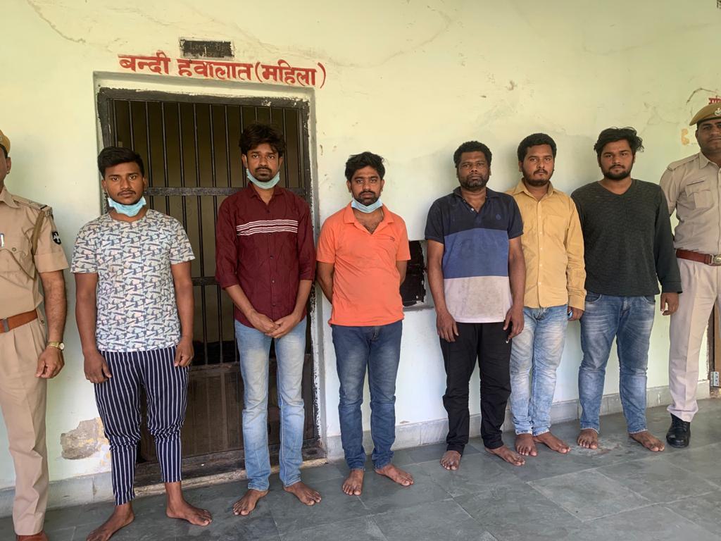 पुलिस गिरफ्त में सभी आरोपी। - Dainik Bhaskar
