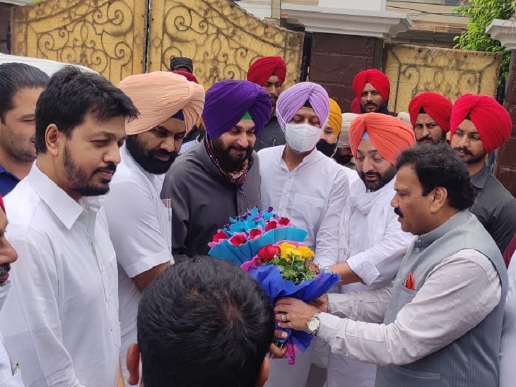 नवजोत सिंह सिद्धू को गुलदस्ता भेंट करके बधाई देते सुखबिंदर सिंह डैनी। - Dainik Bhaskar