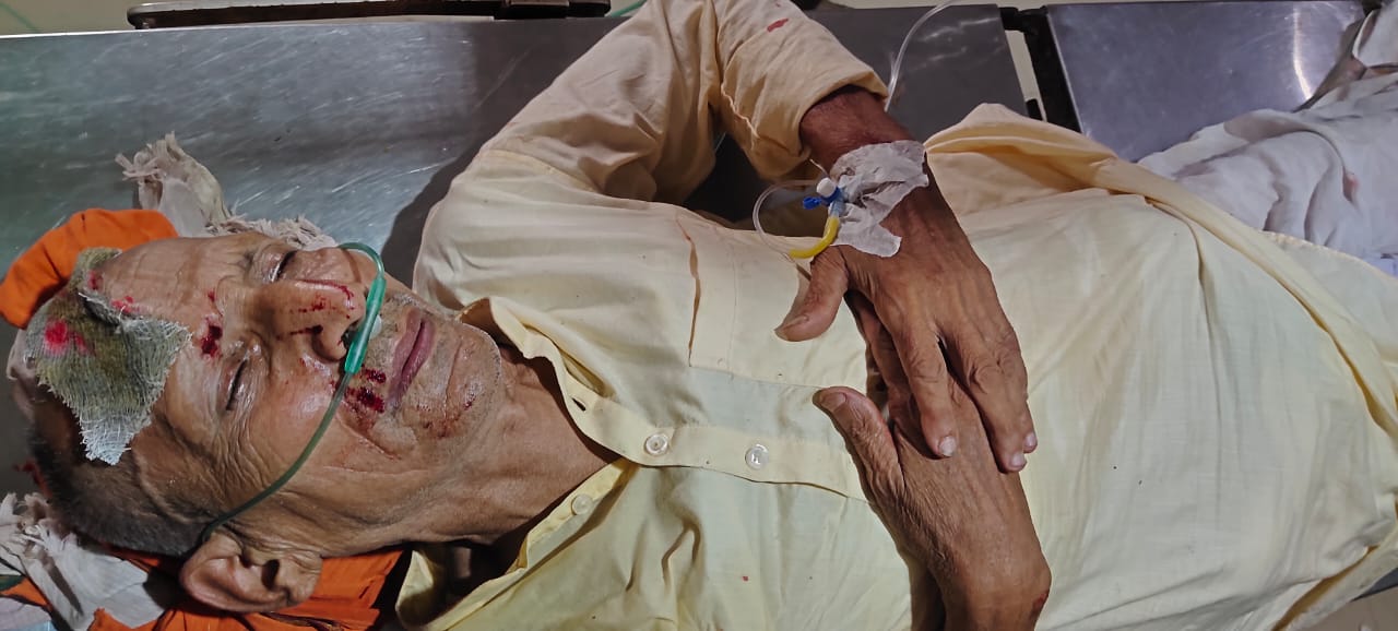 हादसे में घायल हुए बुजुर्ग।