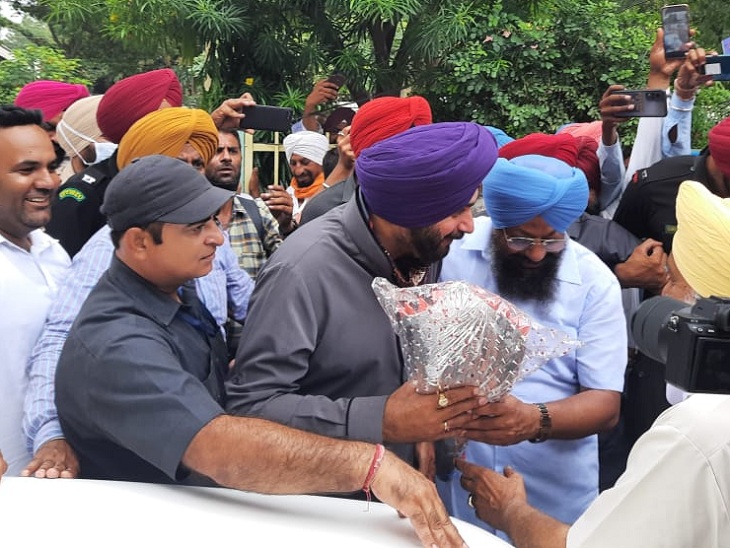 नवजोत सिद्धू का स्वागत करते जिला कांग्रेसी कमेटी रूरल के प्रधान भगवंतपाल सिंह सच्चर।