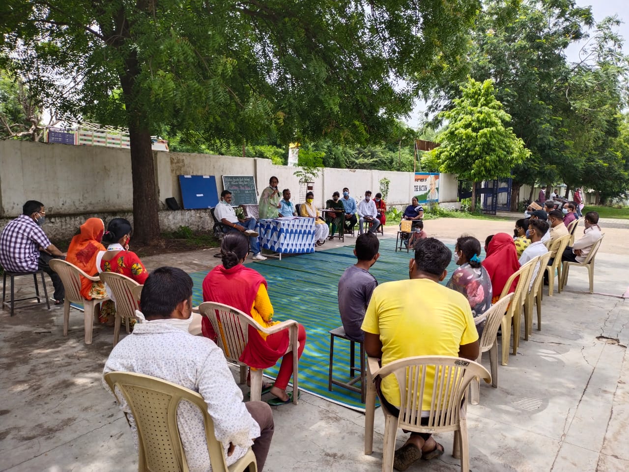 स्कूल परिसर में आयोजित लॉटरी प्रक्रिया के दौरान मौजूद अभिभावक।
