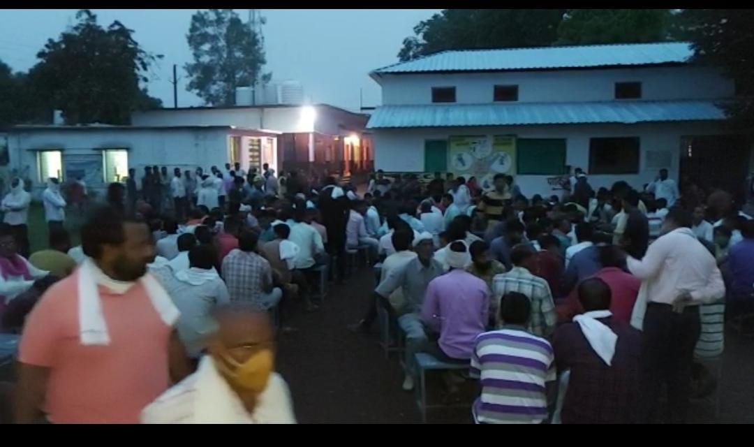 सिवनी-मालवा के वैक्सीनेशन सेंटरों पर लगी भीड़।