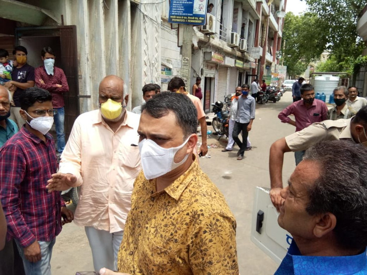वारदात के बाद लगी भीड़, दुकानदारों से पुलिस कर रही पूछताछ।