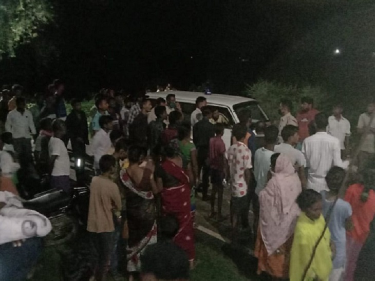 गोताखोरों की मदद से रात करीब 12 बजे बच्चे का शव मिल सका।