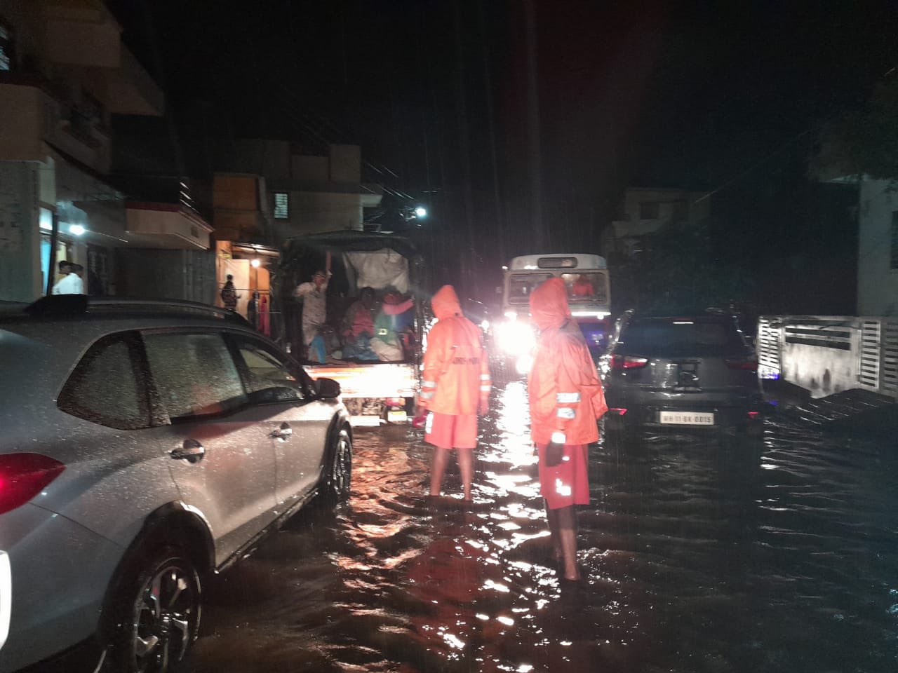 रायगढ़ में पूरी रात NDRF के लोग रेस्क्यू ऑपरेशन में जुटे रहे।