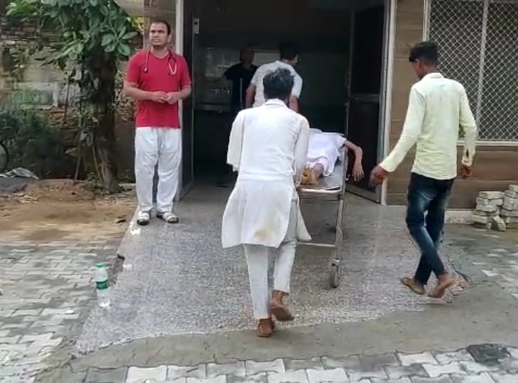 जोहड़ से निकालने के बाद बच्चे को अस्पताल लाते ग्रामीण।