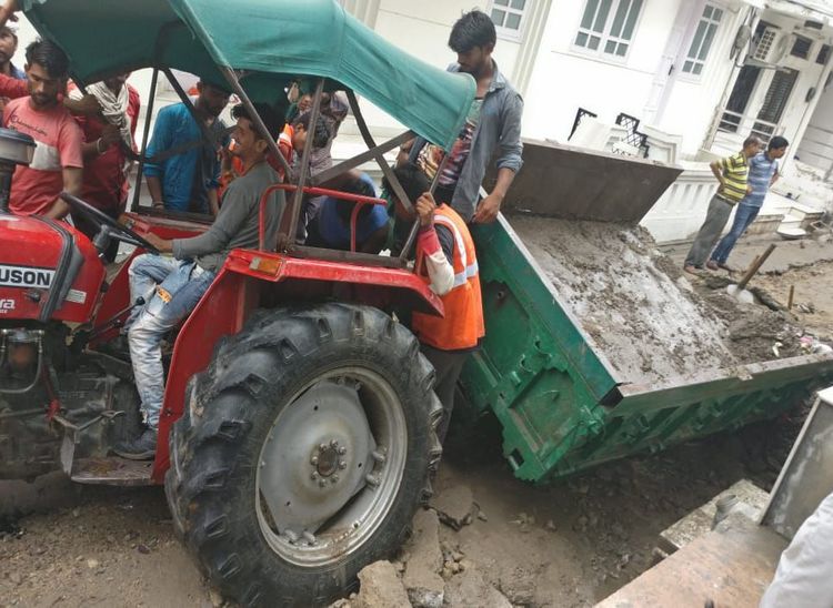 खौड का बास में कच्ची सड़क में धंसा ट्रेक्टर ट्रॉली।