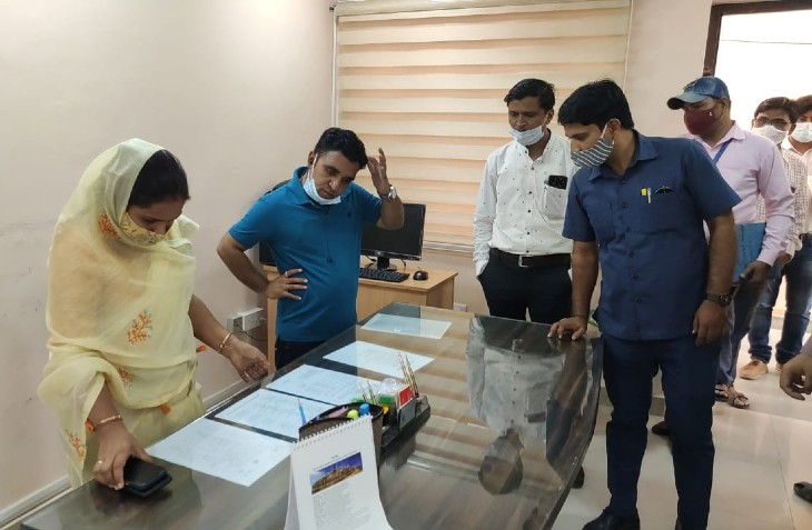 ऑफिस में कर्मचारियों की उपस्थिति देखतीं मेयर।