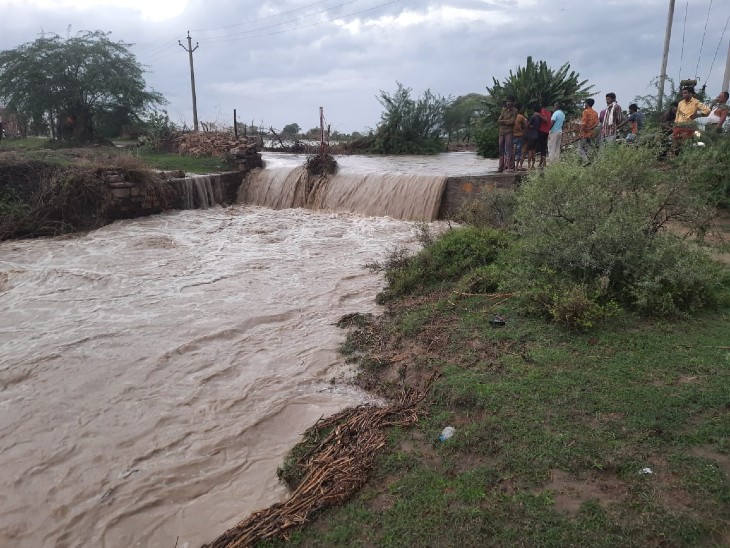 बारां जिले में हुई तेज बारिश के बाद बरसाती नदी कुछ ऐसी दिखी।