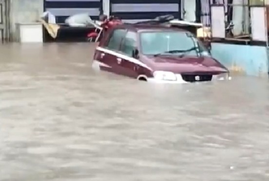 झालावाड़ में बारिश के बाद पानी में डूबी कार।